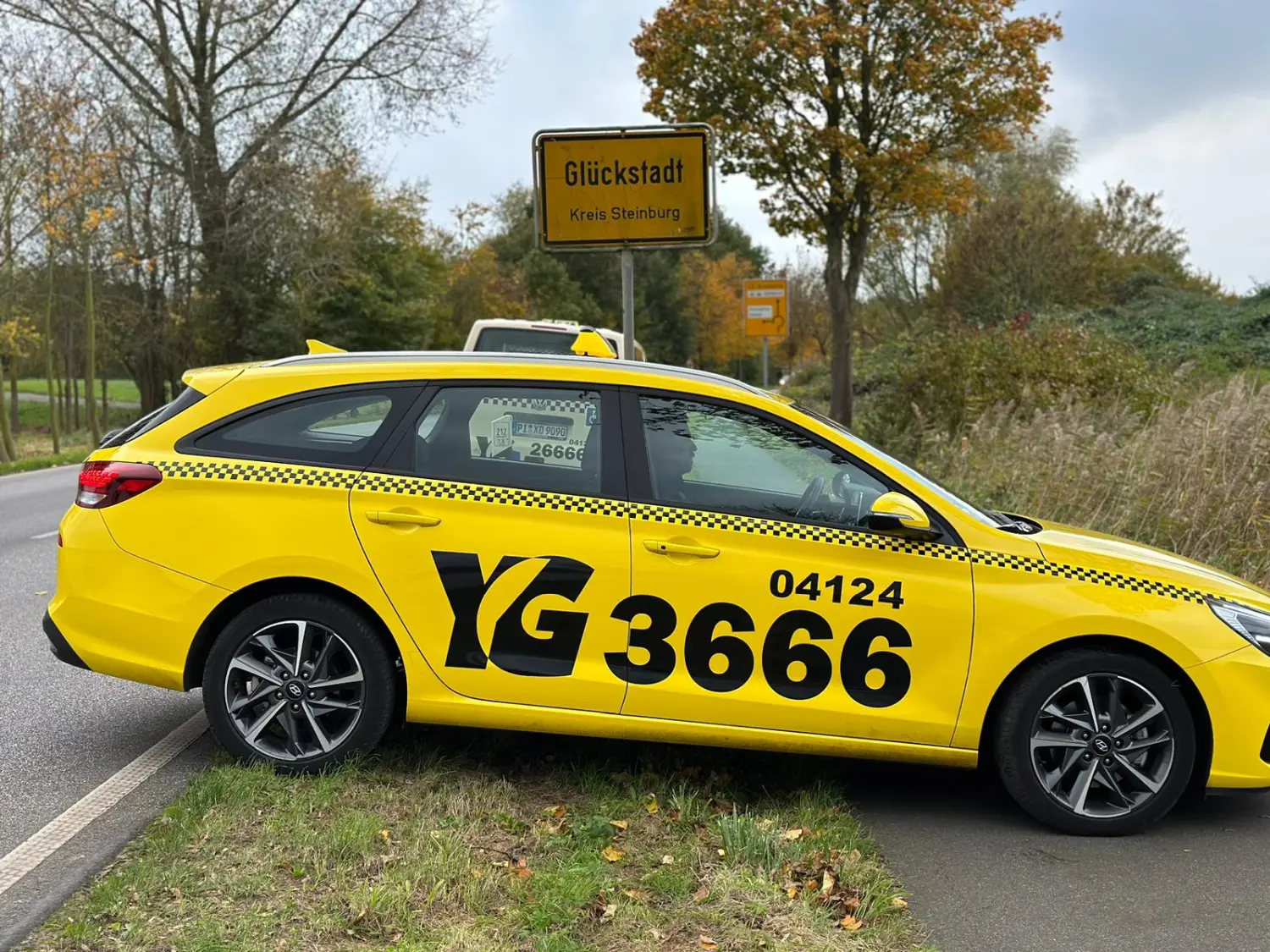 YellowGo Taxi am Ortsschild Glückstadt, Kreis Steinburg
